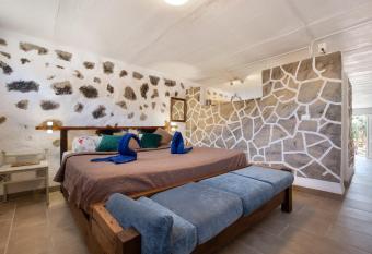 Esencia Eco-r  stico allows 18 year olds to book a room