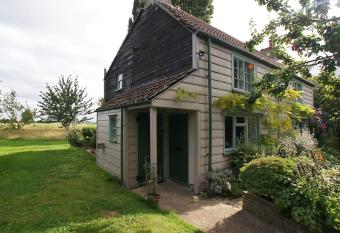 Cozy cottage overlooking fields, Upwell allows 18 year olds to book a room