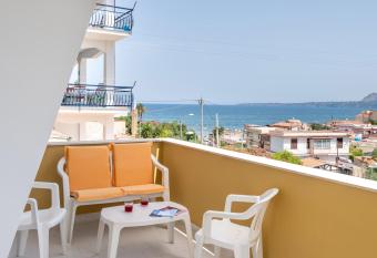 Casa Viola 1 piano 100 mt dal mare has Balcony rooms