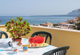 Casa Viola - a 100 metri dal mare has Balcony rooms