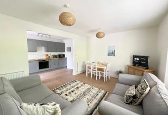 Lincombe Court Holiday Apartment Wellswood Torquay allows 18 year olds to book a room