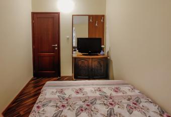 Apartman Djurovic has rooms with a private hot tub