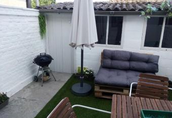 Agr  able maison avec cour    10min de Li  ge has Balcony rooms