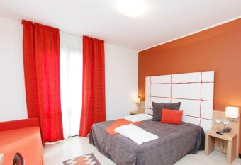 Hotel Al Ritrovo has rooms with a private hot tub