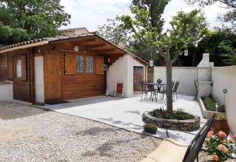 Chalet au pied du Mont Ventoux has Balcony rooms