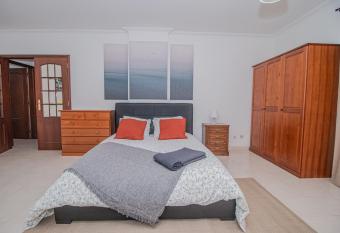 Charming Private Rooms in an Apartment A2 Penha - Faro allows 18 year olds to book a room