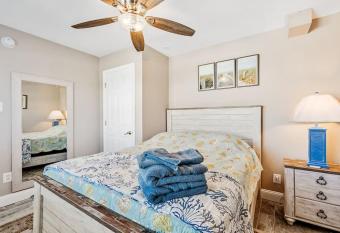 Patios Easy walk to Beach Parking has Balcony rooms