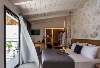 Lithos Suites, Premium   ey Collection has rooms with a private hot tub