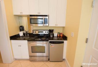 Island Inn of Atlantic Beach - Queen Efficiency Unit 404 has Balcony rooms