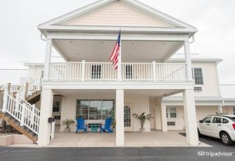 Island Inn of Atlantic Beach - Queen Suite Unit 204 has Balcony rooms