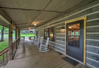 Cozy    Grey Fox    Cabin Between Boone & Blowing Rock has rooms with a private hot tub