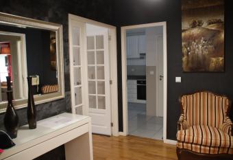 casa da praia allows 18 year olds to book a room