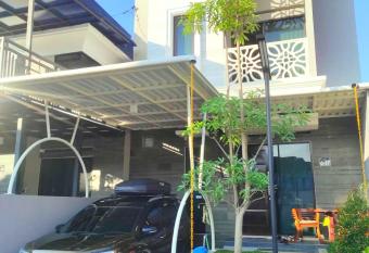Family Villa Syariah C-37 Batu has Balcony rooms