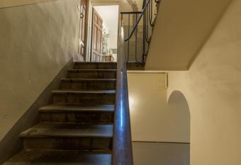 Modern Loft Center of Turin + Jacuzzi [ 30m metro] has rooms with a private hot tub