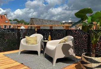 Kalckmate allows 18 year olds to book a room