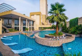 Pool View Beautiful apartment in Delhi, Noida has Balcony rooms
