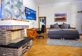 #211 LUX-Appart - Zentrum Neuss - D  sseldorf Messe - Netflix & Prime allows 18 year olds to book a room