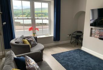 Seaview Aurora House - Central Luxury Apartment has Balcony rooms