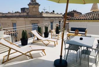 Maison YOKO - Centre ancien allows 18 year olds to book a room