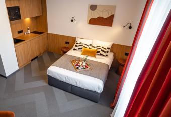   l  gant studio    c  t   du Parlement allows 18 year olds to book a room