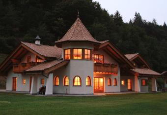 Agritur Cornasest has Balcony rooms