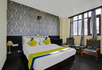 Itsy Hotels Crystal Palace With Valley View allows 18 year olds to book a room