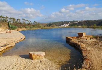 Montes de Baixo has Balcony rooms