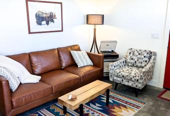 BRAND NEW Modern Chalet, Hot Tub, 10 Mins to Skiing & Incredible Mountain Views has rooms with a private hot tub