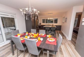 Chalet du Bois  e- Versant Est et Spa has rooms with a private hot tub