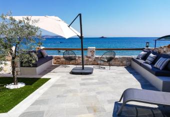 Aura di mare luxury house Thassos allows 18 year olds to book a room