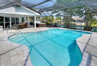 Manor on the Canal has rooms with a private hot tub