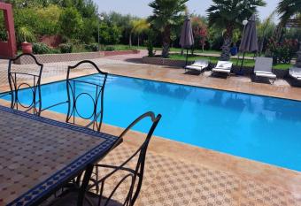 Villa yanii siin has rooms with a private hot tub