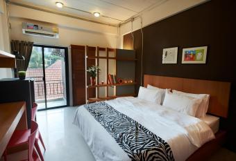 Euanjitt Chill House has Balcony rooms