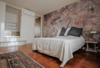 L Andito has rooms with a private hot tub