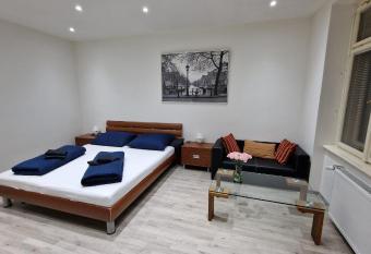 Apartment Flora - late check-out at noon 12 o clock for free has Balcony rooms