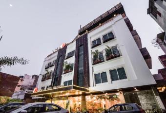 Hotel Yugantar & Banquets allows 18 year olds to book a room