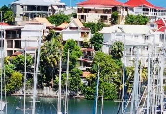 Habitation HANNAH 8 personnes Bas du Fort has Balcony rooms
