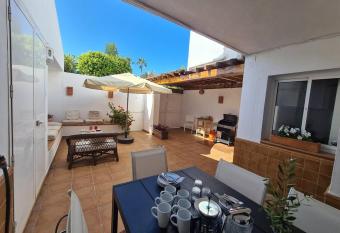 Townhouse in Marbella - Walking distance to Puerto Banus has Balcony rooms