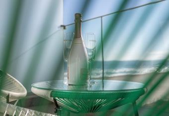 SEA ON Sunrise Apartment allows 18 year olds to book a room