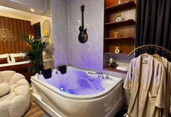   stanbul Houses Sabiha G  k  en Airport Hotel has rooms with a private hot tub