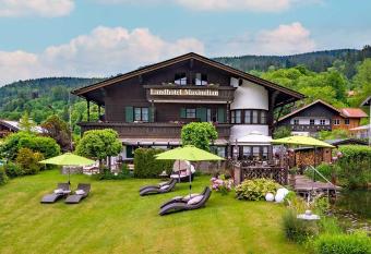 Das Maximilian - Feines Landhotel am Schliersee has Balcony rooms