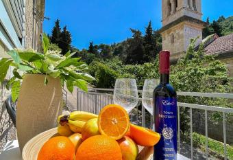 Spacious Seaview Apartment has Balcony rooms