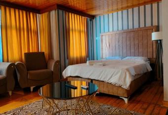 JULiADOMNA has Smoking/Balcony rooms