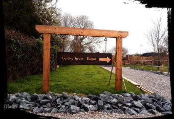 La tiny house exigu   ? allows 18 year olds to book a room