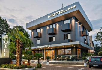 Hotel Garibaldi has Balcony rooms