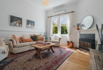 Quinn s Cottage - Central Armidale has Balcony rooms