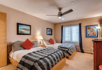 Room in the heart of lions head walk to ski lifts 2 queen beds has rooms with a private hot tub
