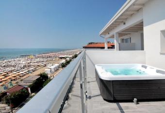 Hotel Austria has rooms with a private hot tub