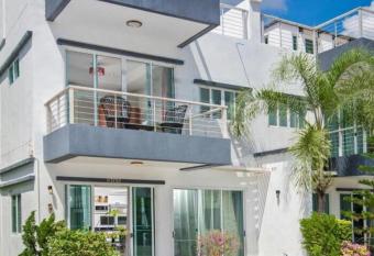 Townhouse Paradise has Balcony rooms