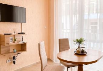 Blue Sky Apartments has Balcony rooms